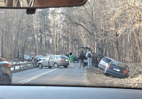 Kumulacja kolizji na wyjeździe z Olsztyna. Czołówka i dwa samochody w rowie