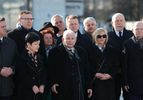 Jarosław Kaczyński na miesięcznicy smoleńskiej. Uwagę zwraca szalik prezesa