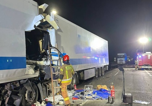 Groźny wypadek ciężarówek na obwodnicy Lublińca. Kierowca zakleszczony w kabinie