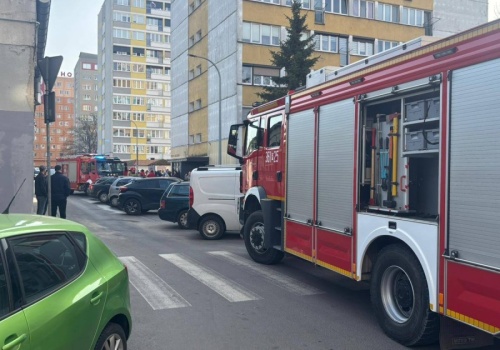 Zadymienie w wieżowcu w Koninie. Strażacy ewakuowali mieszkańców