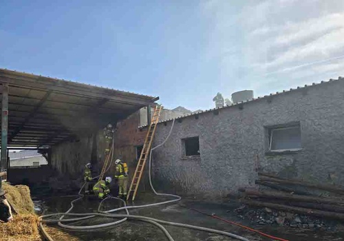 Pożar budynku gospodarczego. Poparzony mężczyzna, który gasił płomienie