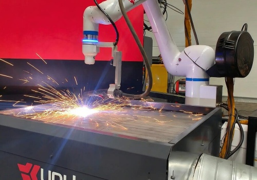 Nowość od Uni-Kat na targach STOM – robot spawalniczy z funkcją cięcia plazmowego