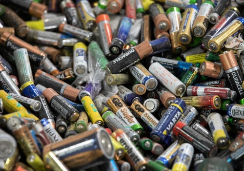 Gigantyczna kara za wyrzucenie baterii do śmieci. 