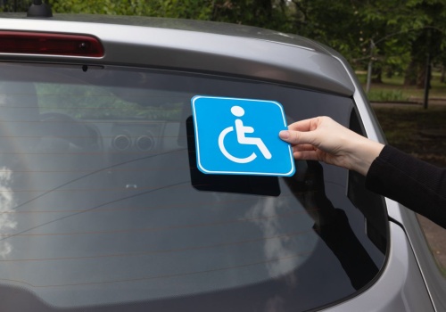 Kupno samochodu w trakcie roku a ulga rehabilitacyjna. Co z limitem wydatków?