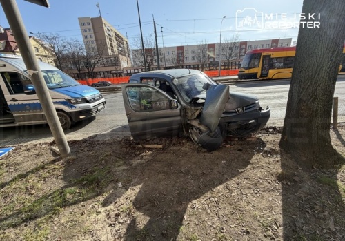 Kierujący peugeotem zasłabł za kierownicą i wjechał w drzewo