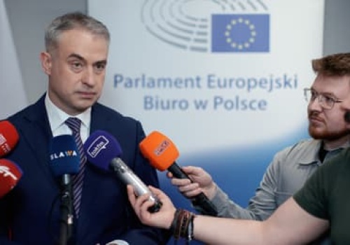 Polacy pod coraz większym wpływem kłamstw i fake newsów. Raport NASK o bezradności państwa