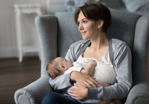 Dziecko śpi dłużej niż zwykle, a mama odpoczywa? Nic bardziej mylnego. 