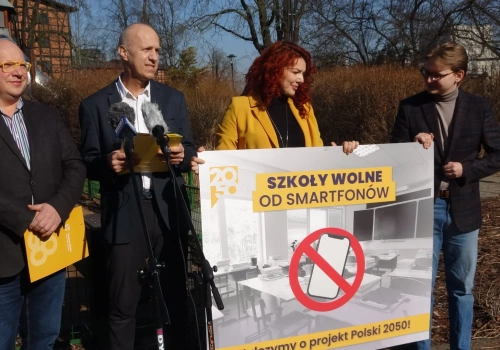Chcą jasnych przepisów ograniczających smarphony w szkołach. Od prawie roku z projektem nic się nie dzieje