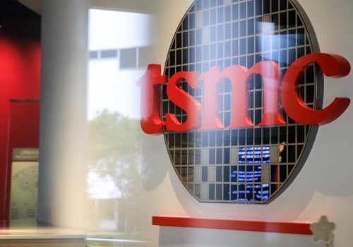 Sprzedaż TSMC spowalnia mimo boomu na AI. Droga pamięć uderza w rynek smartfonów i komputerów