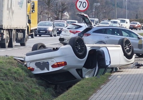 Dachowanie osobówki na drodze krajowej nr 75. Jedna osoba poszkodowana