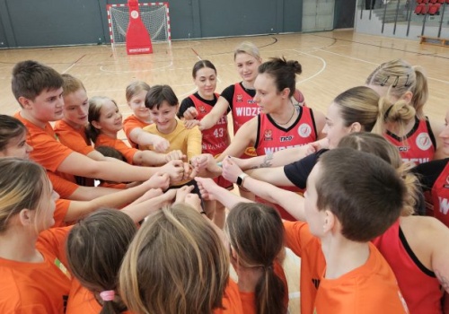 Uczniowie sprawdzili formę koszykarek Widzewa. Wyjątkowy mecz w Hali Parkowa