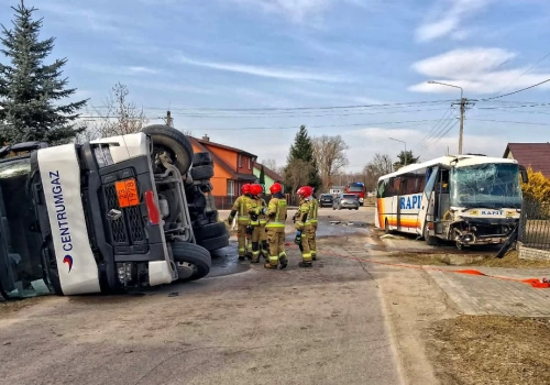 Zderzenie cysterny z autokarem w Posiadałach. Sześć osób poszkodowanych, droga zablokowana