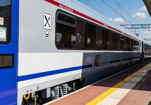 Matcha z jagodami w żelu w PKP Intercity. Nowe menu w Warsie zaskakuje