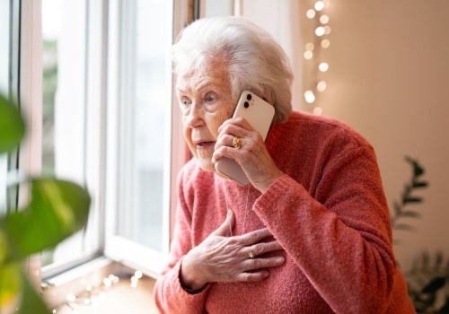 Okradli 105-letnią kobietę. Seniorka straciła oszczędności życia, wyrzuciła pieniądze przez okno