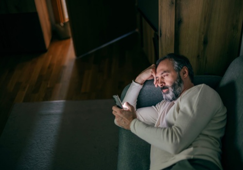 Psychologowie twierdzą, że osoby, które nie potrafią usiedzieć bez sprawdzania telefonu, zazwyczaj mają 7 cech