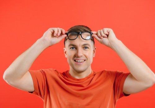 Czy okulary rozleniwiają oczy? Okulistka obala popularne mity