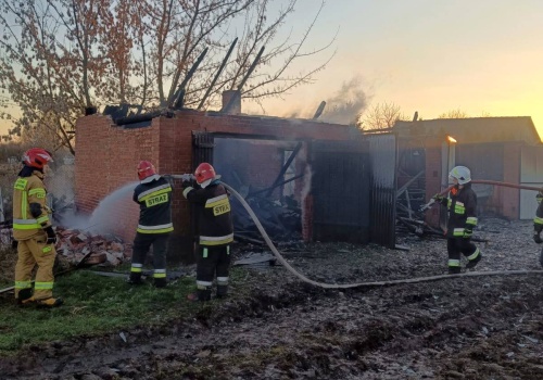 Seria pożarów traw w powiecie kraśnickim, ogniem objęty był budynek. Strażacy apelują o rozwagę