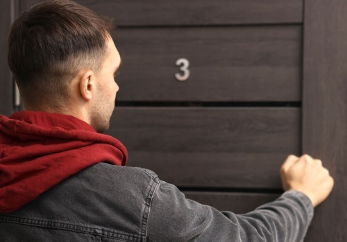 Cisza nocna to nie wszystko. Sprawdź, jak skutecznie walczyć z sąsiadem, który niszczy twój spokój