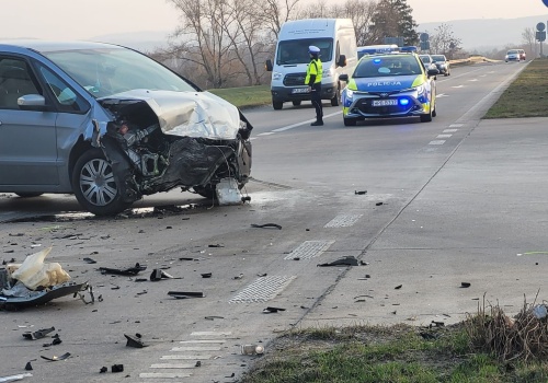 Wypadek na łączniku. Jedna osoba trafiła do szpitala