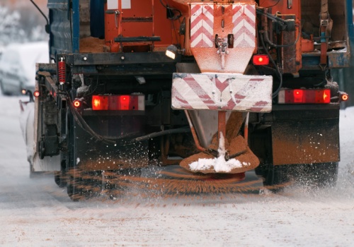 Tysiące ton piasku i soli po zimie 2025/2026. Kto posprząta drogi i ulice?