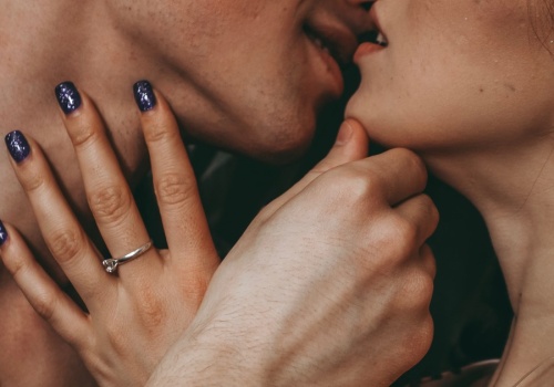 Znany podkaster: zachęcałbym moją partnerkę, żeby dzieliła się z przyjaciółką tym, co czuje w związku z naszym seksem