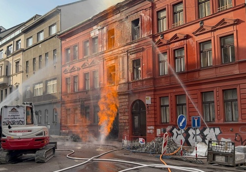 ​Groźny pożar gazociągu w centrum Pragi. Fasady kamienic w płomieniach