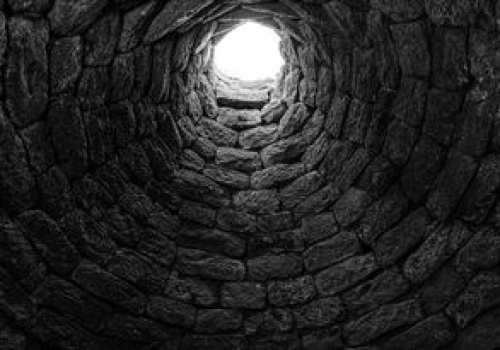 Blisko 40 tys. monet wróci na dno. Wyłowili je z zabytkowej studni w Polsce