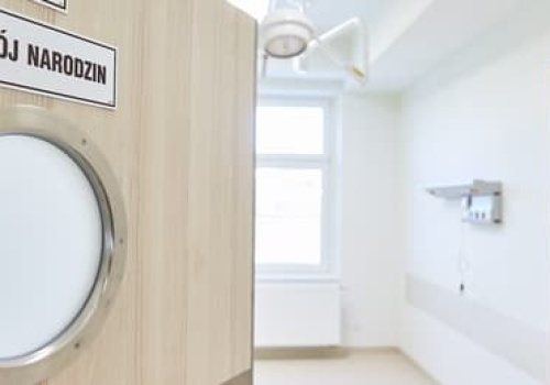 Pokoje narodzin, bonus NFZ i znikające porodówki. Jaki plan ma Ministerstwo Zdrowia?