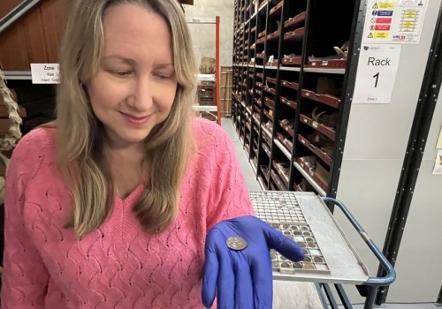 Z autobusu do muzeum. Niezwykła historia monety sprzed wieków