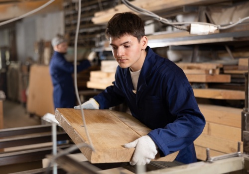 Nowy trend na polskim rynku pracy. Pracownicy kurczowo trzymają się etatów