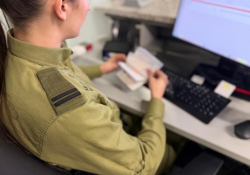 6 sióstr przyleciało do Polski. Żadna nie została wpuszczona