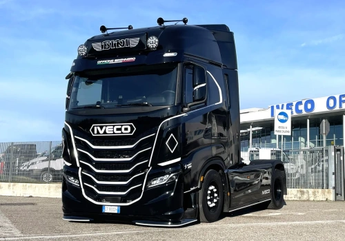 Czarna kabina, białe linie i kilka dodatków – Iveco S-Way 580 po ciekawym tuningu