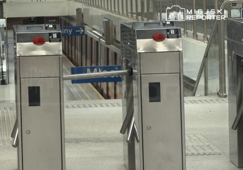 Kobieta skoczyła pod pociąg metra. Zginęła na miejscu. 6 stacji zamkniętych