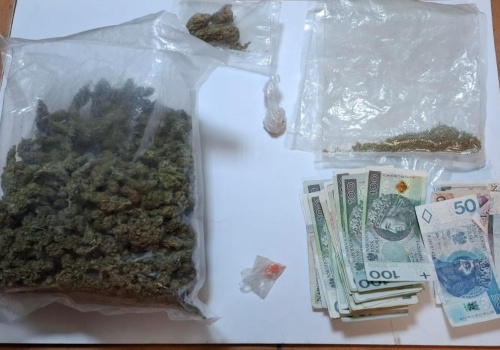 Kryminalni zabezpieczyli narkotyki, nielegalne papierosy i gotówkę. Zatrzymani mężczyźni!