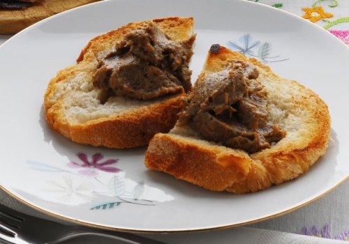 2 zł za kilogram i Polacy się zajadają. Gorszy skład niż w karmie dla psów