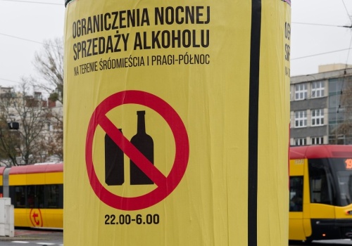 Nocna prohibicja w Warszawie coraz bliżej? Radni tych dzielnic chcą zakazu