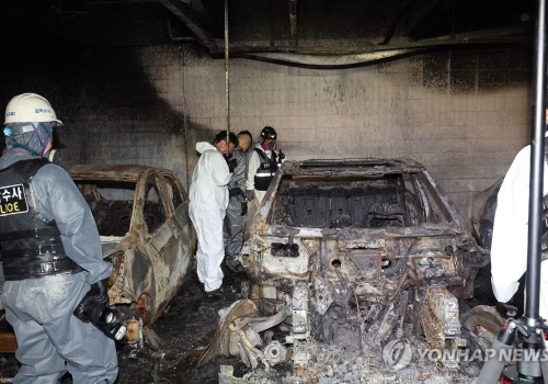 Mercedes kantował w Korei Płd. na ogniwach. Sprzedawał samochody z bateriami grożącymi zapłonem. Pożar, śledztwo, kara