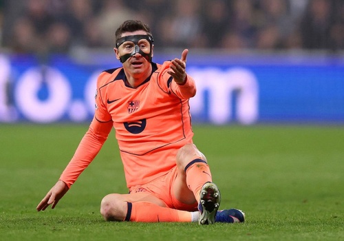 Hiszpanie nie mieli litości dla Lewandowskiego. 