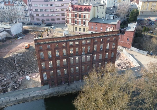 Front zostaje, a tył już prawie rozebrany – nietypowa metamorfoza pierzei przy Wyspie Młyńskiej