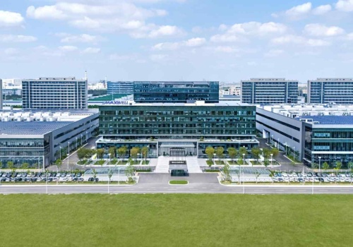 Perowskity: Inwestycja 500 mln dolarów w fabrykę maszyn dla nowej generacji paneli słonecznych