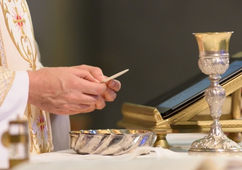 Czy katolik może przyjąć komunię bez spowiedzi w Wielkanoc? 