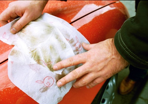 Żółty pył znowu osadza się na samochodzie? Przeczytaj, zanim przetrzesz. Inaczej może źle się skończyć