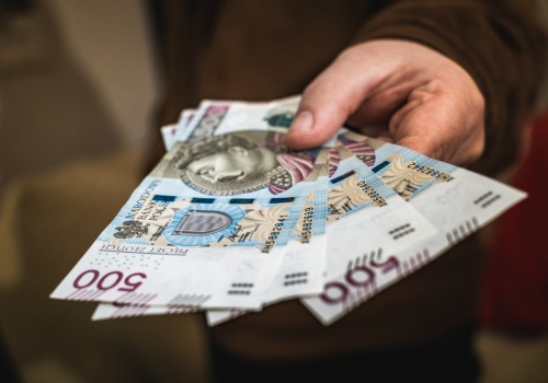 Ci seniorzy dostaną dodatkowe 400 zł. Nowy bon już ruszył, ale obowiązuje ważna zasada