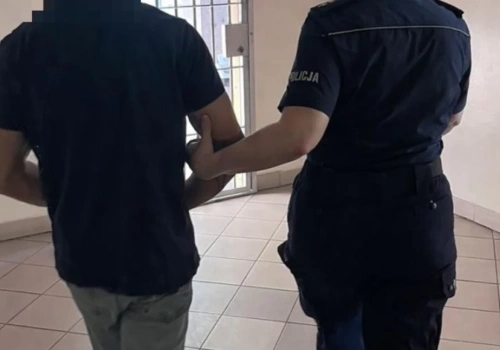 Od niesprawnego światła do celi. Policjanci zatrzymali poszukiwanego kierowcę