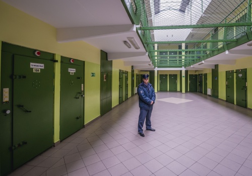 Więzienia szukają pracowników. 22 tys. zł pensji i 39 dni urlopu