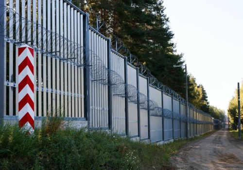 Zima opóźniła prace, ale zapora powstanie. Czterometrowy płot na granicy