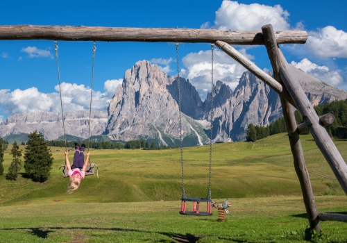 Polacy oszczędzają jak na huśtawce - albo lokata, albo krypto. Nic pomiędzy