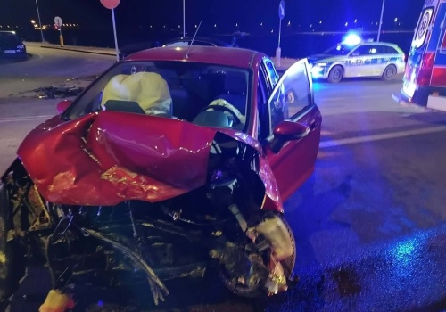 Czołowe zderzenie dwóch aut. Jednym z nich jechała mama z trójką małych dzieci