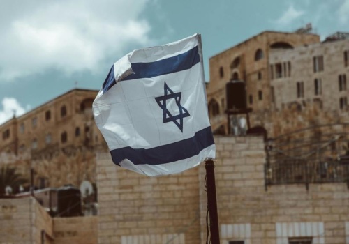 Ambasador Płomiński: Izrael ma trzymać region w szachu, by USA zgarnęły 3 biliony dolarów