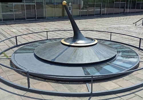 24-godzinny zegar słoneczny pod Wawelem może zniknąć. Decyzja miasta zapadnie do końca marca